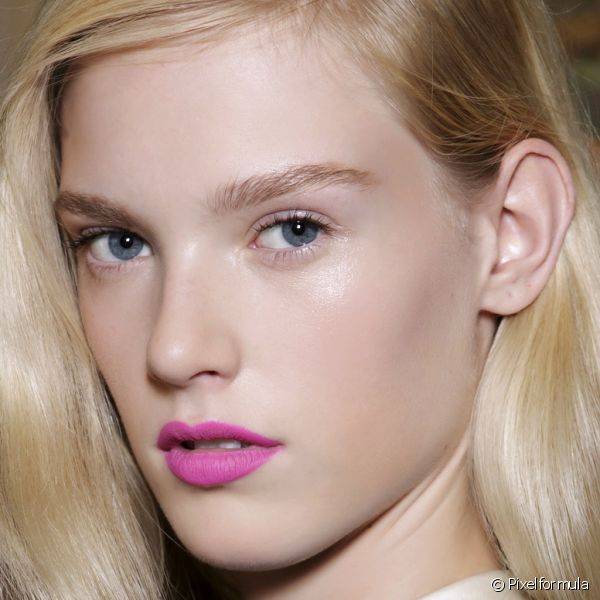 Rosa-choque nos lábios, combinado com pele perfeita e superleve, é ideal para conquistar uma make ultra moderna